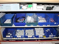 Inhoud van shuttlekast 20 van kavel m210 w.o. kunststoffen bakken gevuld met kommoeren, splitklemmen, somfy... - afbeelding 2 van  3
