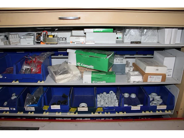 Inhoud van shuttlekast 20 van kavel m210 w.o. kunststoffen bakken gevuld met kommoeren, splitklemmen, somfy... - afbeelding 3 van  3