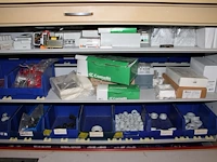 Inhoud van shuttlekast 20 van kavel m210 w.o. kunststoffen bakken gevuld met kommoeren, splitklemmen, somfy... - afbeelding 3 van  3