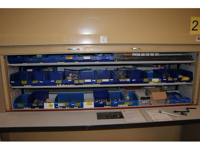 Inhoud van shuttlekast 21 van kavel m210 w.o. kunststoffen bakken, kabelschoenen xl, enkele handgereedschap... - afbeelding 1 van  3