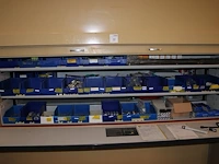Inhoud van shuttlekast 21 van kavel m210 w.o. kunststoffen bakken, kabelschoenen xl, enkele handgereedschap...