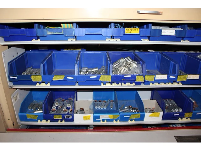 Inhoud van shuttlekast 21 van kavel m210 w.o. kunststoffen bakken, kabelschoenen xl, enkele handgereedschap... - afbeelding 2 van  3