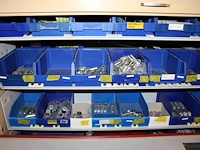Inhoud van shuttlekast 21 van kavel m210 w.o. kunststoffen bakken, kabelschoenen xl, enkele handgereedschap... - afbeelding 2 van  3