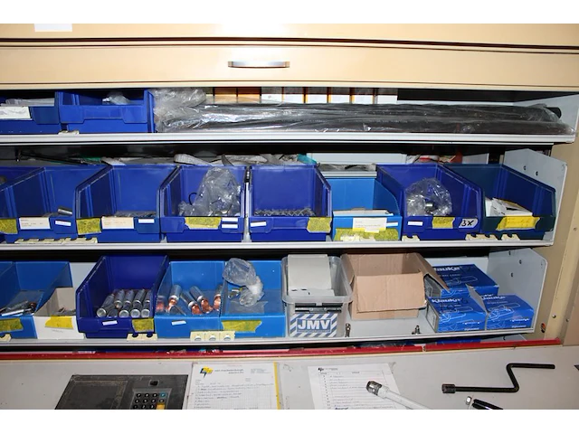 Inhoud van shuttlekast 21 van kavel m210 w.o. kunststoffen bakken, kabelschoenen xl, enkele handgereedschap... - afbeelding 3 van  3