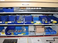 Inhoud van shuttlekast 21 van kavel m210 w.o. kunststoffen bakken, kabelschoenen xl, enkele handgereedschap... - afbeelding 3 van  3