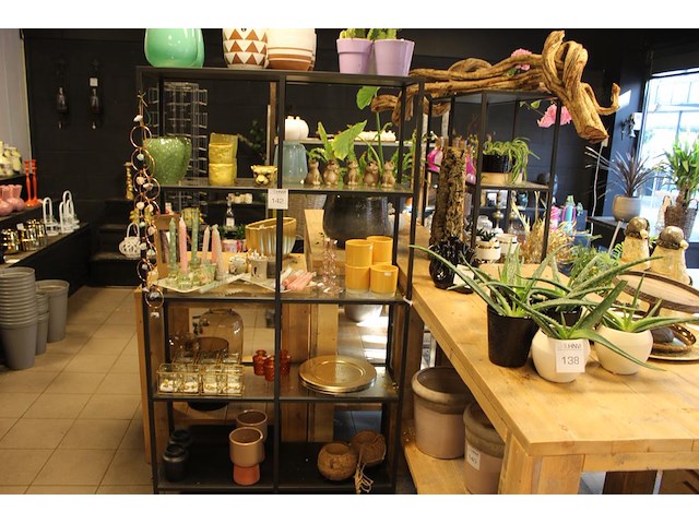 Inhoud van stellingkast w.o. potten, vazen, kandelaars, windlichten en sierborden. - afbeelding 1 van  4