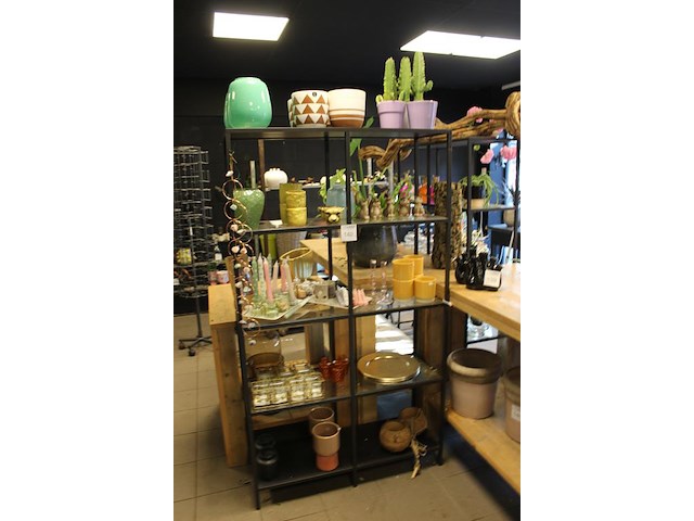 Inhoud van stellingkast w.o. potten, vazen, kandelaars, windlichten en sierborden. - afbeelding 2 van  4