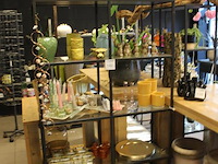 Inhoud van stellingkast w.o. potten, vazen, kandelaars, windlichten en sierborden. - afbeelding 2 van  4