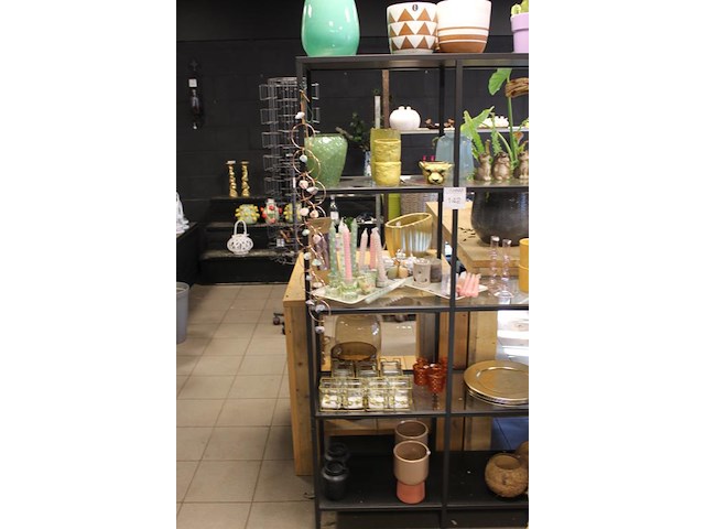 Inhoud van stellingkast w.o. potten, vazen, kandelaars, windlichten en sierborden. - afbeelding 3 van  4