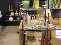 Inhoud van stellingkast w.o. potten, vazen, kandelaars, windlichten en sierborden. - afbeelding 3 van  4