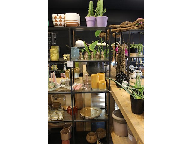 Inhoud van stellingkast w.o. potten, vazen, kandelaars, windlichten en sierborden. - afbeelding 4 van  4