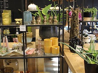 Inhoud van stellingkast w.o. potten, vazen, kandelaars, windlichten en sierborden. - afbeelding 4 van  4