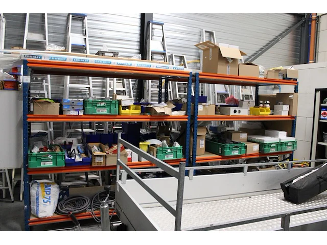 Inhoud van twee magazijnstelling m047 w.o. bevestigingsmaterialen, kabel, buitenlampen, wandcontactdozen, c... - afbeelding 1 van  9