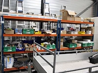 Inhoud van twee magazijnstelling m047 w.o. bevestigingsmaterialen, kabel, buitenlampen, wandcontactdozen, c...