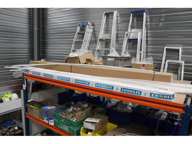 Inhoud van twee magazijnstelling m047 w.o. bevestigingsmaterialen, kabel, buitenlampen, wandcontactdozen, c... - afbeelding 2 van  9