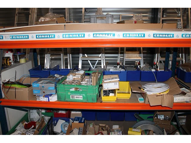 Inhoud van twee magazijnstelling m047 w.o. bevestigingsmaterialen, kabel, buitenlampen, wandcontactdozen, c... - afbeelding 3 van  9