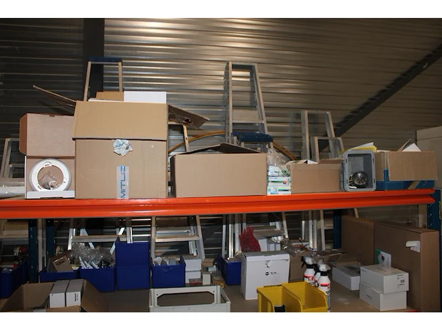 Inhoud van twee magazijnstelling m047 w.o. bevestigingsmaterialen, kabel, buitenlampen, wandcontactdozen, c... - afbeelding 4 van  9