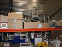 Inhoud van twee magazijnstelling m047 w.o. bevestigingsmaterialen, kabel, buitenlampen, wandcontactdozen, c... - afbeelding 4 van  9