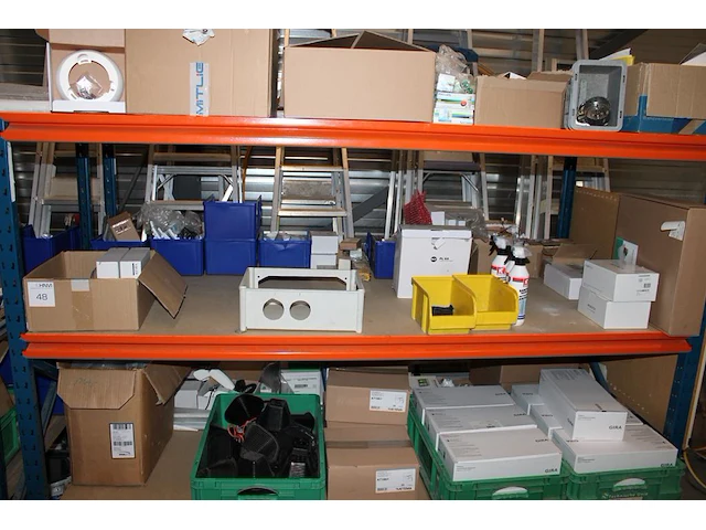 Inhoud van twee magazijnstelling m047 w.o. bevestigingsmaterialen, kabel, buitenlampen, wandcontactdozen, c... - afbeelding 5 van  9