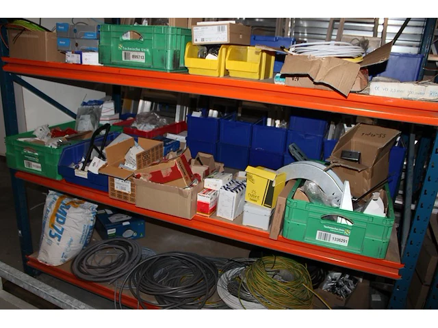 Inhoud van twee magazijnstelling m047 w.o. bevestigingsmaterialen, kabel, buitenlampen, wandcontactdozen, c... - afbeelding 6 van  9