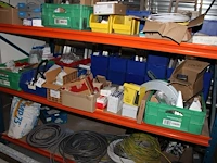 Inhoud van twee magazijnstelling m047 w.o. bevestigingsmaterialen, kabel, buitenlampen, wandcontactdozen, c... - afbeelding 6 van  9