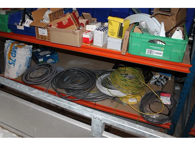 Inhoud van twee magazijnstelling m047 w.o. bevestigingsmaterialen, kabel, buitenlampen, wandcontactdozen, c... - afbeelding 7 van  9