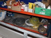 Inhoud van twee magazijnstelling m047 w.o. bevestigingsmaterialen, kabel, buitenlampen, wandcontactdozen, c... - afbeelding 7 van  9