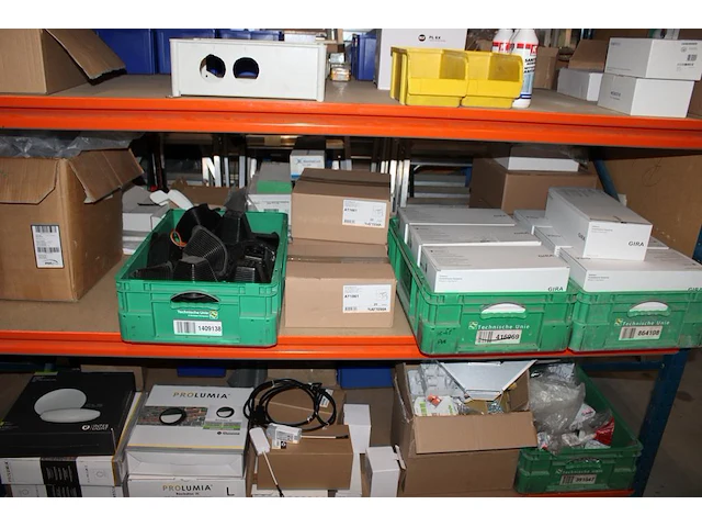 Inhoud van twee magazijnstelling m047 w.o. bevestigingsmaterialen, kabel, buitenlampen, wandcontactdozen, c... - afbeelding 8 van  9
