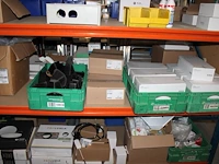 Inhoud van twee magazijnstelling m047 w.o. bevestigingsmaterialen, kabel, buitenlampen, wandcontactdozen, c... - afbeelding 8 van  9