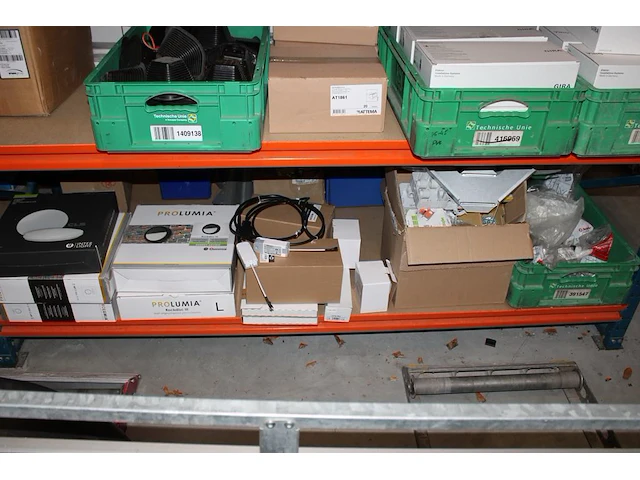 Inhoud van twee magazijnstelling m047 w.o. bevestigingsmaterialen, kabel, buitenlampen, wandcontactdozen, c... - afbeelding 9 van  9