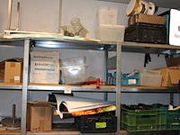 Inhoud van vier stellingdelen waaronder werkschoenen, schorten, tissuedispenser, kunststoffen bakken en sti... - afbeelding 1 van  5