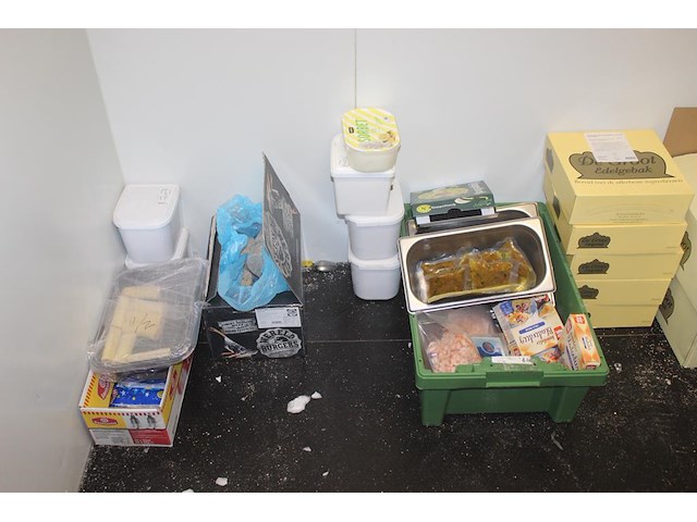 Inhoud van vrieskast w.o. broodproducten, gebak, taart, bitterballen, ijs , aardappelkrullen. voornamelijk ... - afbeelding 1 van  4