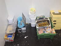 Inhoud van vrieskast w.o. broodproducten, gebak, taart, bitterballen, ijs , aardappelkrullen. voornamelijk ... - afbeelding 1 van  4