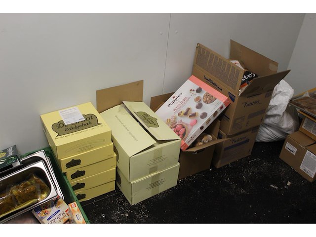 Inhoud van vrieskast w.o. broodproducten, gebak, taart, bitterballen, ijs , aardappelkrullen. voornamelijk ... - afbeelding 2 van  4