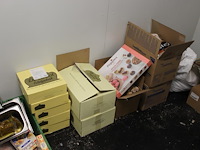 Inhoud van vrieskast w.o. broodproducten, gebak, taart, bitterballen, ijs , aardappelkrullen. voornamelijk ... - afbeelding 2 van  4