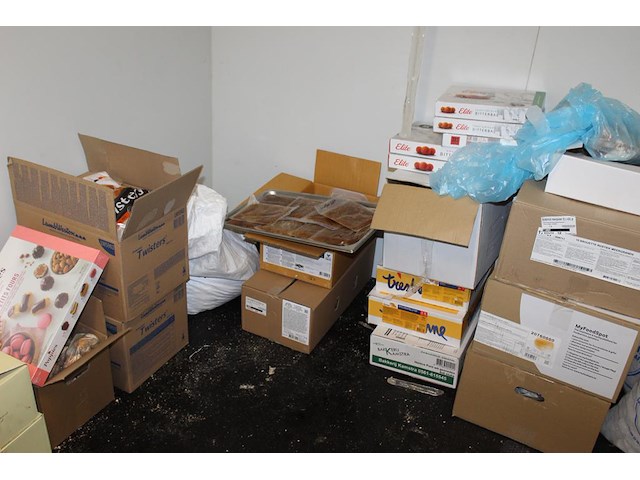 Inhoud van vrieskast w.o. broodproducten, gebak, taart, bitterballen, ijs , aardappelkrullen. voornamelijk ... - afbeelding 3 van  4