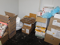 Inhoud van vrieskast w.o. broodproducten, gebak, taart, bitterballen, ijs , aardappelkrullen. voornamelijk ... - afbeelding 3 van  4