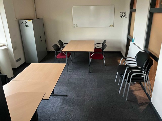 Inhoud vergaderruimte - afbeelding 1 van  6