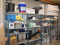 Inhoud vierdelige magazijnstelling waaronder vloerisolatie soprema, stofzuigerzakken, bouwemmers, veilighei... - afbeelding 1 van  9