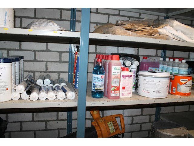 Inhoud vierdelige magazijnstelling waaronder vloerisolatie soprema, stofzuigerzakken, bouwemmers, veilighei... - afbeelding 6 van  9