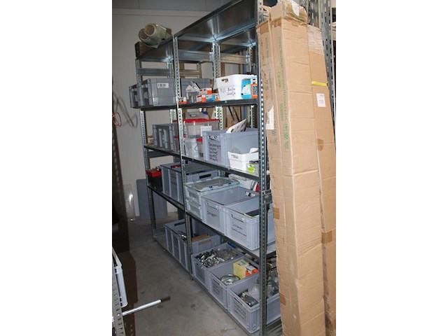 Inhoud vierdelige stelling w.o. bevestigingsmaterialen, werk handschoenen, blikken, isolatiepluggen en glas... - afbeelding 1 van  9