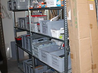 Inhoud vierdelige stelling w.o. bevestigingsmaterialen, werk handschoenen, blikken, isolatiepluggen en glas... - afbeelding 1 van  9