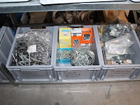 Inhoud vierdelige stelling w.o. bevestigingsmaterialen, werk handschoenen, blikken, isolatiepluggen en glas... - afbeelding 3 van  9