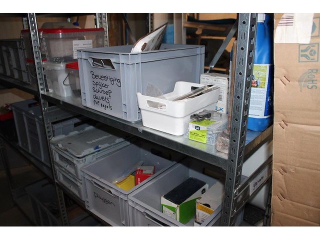 Inhoud vierdelige stelling w.o. bevestigingsmaterialen, werk handschoenen, blikken, isolatiepluggen en glas... - afbeelding 4 van  9