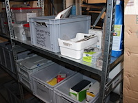 Inhoud vierdelige stelling w.o. bevestigingsmaterialen, werk handschoenen, blikken, isolatiepluggen en glas... - afbeelding 4 van  9