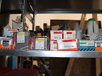 Inhoud vierdelige stelling w.o. bevestigingsmaterialen, werk handschoenen, blikken, isolatiepluggen en glas... - afbeelding 5 van  9