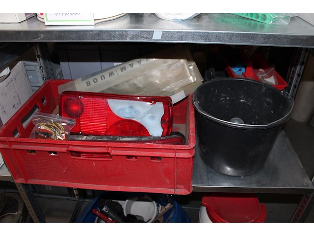 Inhoud vierdelige stelling w.o. bevestigingsmaterialen, werk handschoenen, blikken, isolatiepluggen en glas... - afbeelding 6 van  9