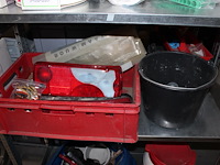 Inhoud vierdelige stelling w.o. bevestigingsmaterialen, werk handschoenen, blikken, isolatiepluggen en glas... - afbeelding 6 van  9