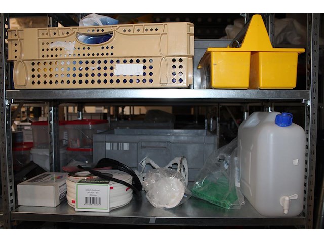 Inhoud vierdelige stelling w.o. bevestigingsmaterialen, werk handschoenen, blikken, isolatiepluggen en glas... - afbeelding 7 van  9