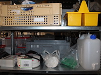 Inhoud vierdelige stelling w.o. bevestigingsmaterialen, werk handschoenen, blikken, isolatiepluggen en glas... - afbeelding 7 van  9